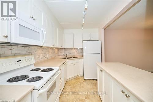 113 - 4658 Drummond Road, Niagara Falls, ON - Indoor Photo Showing Kitchen With Double Sink