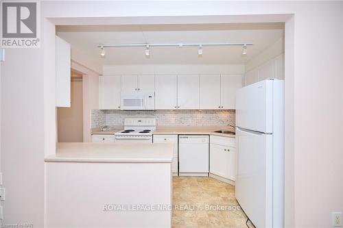 113 - 4658 Drummond Road, Niagara Falls, ON - Indoor Photo Showing Kitchen