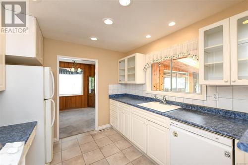 531 11Th St, Courtenay, BC - Indoor Photo Showing Kitchen