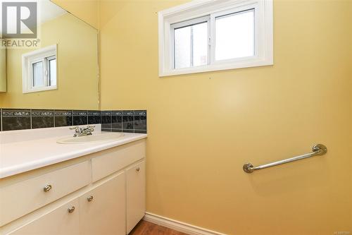 531 11Th St, Courtenay, BC - Indoor Photo Showing Bathroom