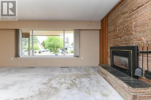 531 11Th St, Courtenay, BC - Indoor Photo Showing Living Room With Fireplace