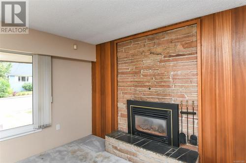 531 11Th St, Courtenay, BC - Indoor Photo Showing Living Room With Fireplace