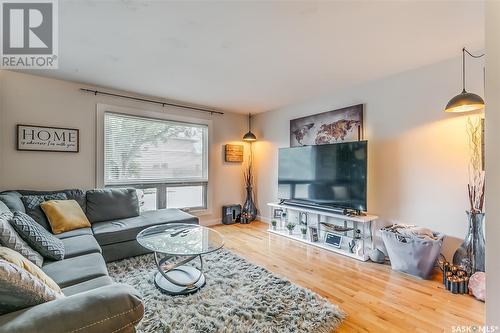 714 Worobetz Crescent N, Regina, SK - Indoor Photo Showing Living Room