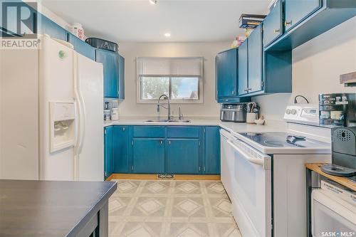 714 Worobetz Crescent N, Regina, SK - Indoor Photo Showing Kitchen With Double Sink