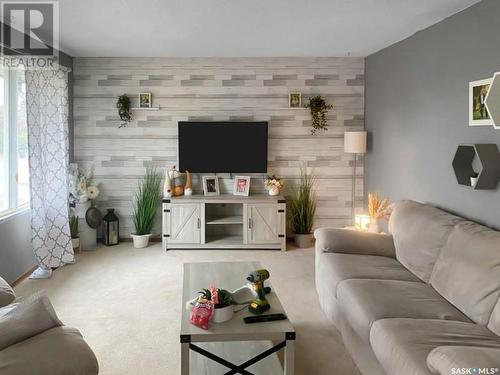 50 2 Avenue E, Montmartre, SK - Indoor Photo Showing Living Room