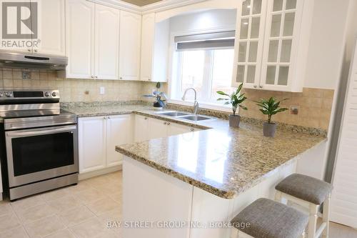 2309 Coronation Drive, Oakville (Iroquois Ridge North), ON - Indoor Photo Showing Kitchen With Double Sink With Upgraded Kitchen