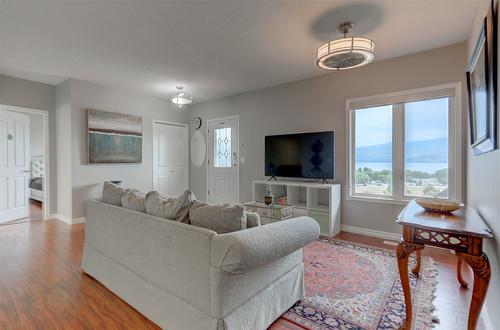 3582 Apple Way Boulevard, West Kelowna, BC - Indoor Photo Showing Living Room