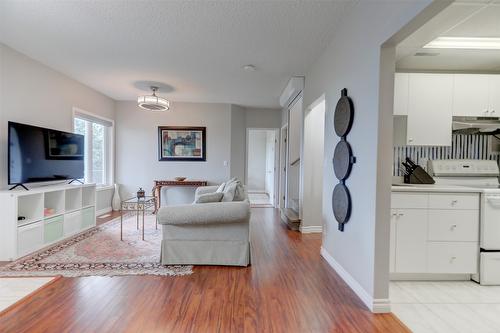 3582 Apple Way Boulevard, West Kelowna, BC - Indoor Photo Showing Living Room