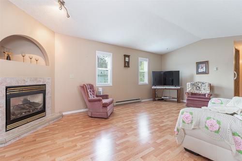 35-3225 Shannon Lake Road, West Kelowna, BC - Indoor Photo Showing Living Room With Fireplace