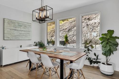 2558 Crown Crest Drive, West Kelowna, BC - Indoor Photo Showing Dining Room