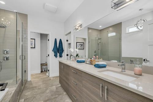 2558 Crown Crest Drive, West Kelowna, BC - Indoor Photo Showing Bathroom