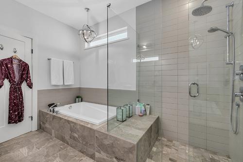 2558 Crown Crest Drive, West Kelowna, BC - Indoor Photo Showing Bathroom