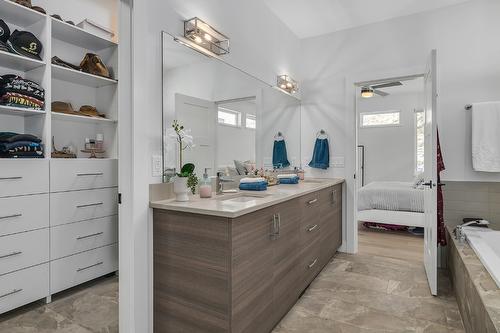 2558 Crown Crest Drive, West Kelowna, BC - Indoor Photo Showing Bathroom