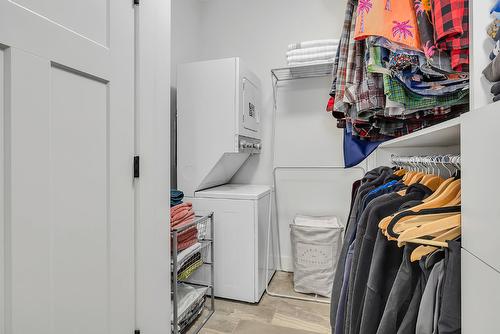 2558 Crown Crest Drive, West Kelowna, BC - Indoor Photo Showing Laundry Room