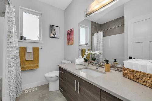 2558 Crown Crest Drive, West Kelowna, BC - Indoor Photo Showing Bathroom