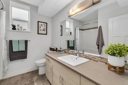 2558 Crown Crest Drive, West Kelowna, BC - Indoor Photo Showing Bathroom