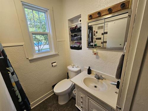 224 Main Street N, Kenora, ON - Indoor Photo Showing Bathroom