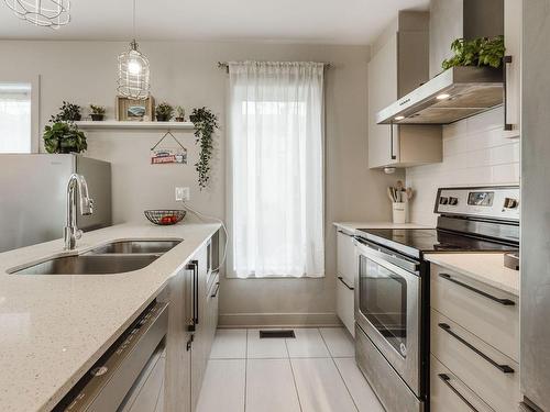 Cuisine - 1731 Rue Maurice-Cullen, Chambly, QC - Indoor Photo Showing Kitchen With Double Sink With Upgraded Kitchen