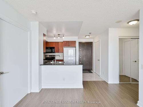 2050-25 Viking Lane, Toronto, ON - Indoor Photo Showing Kitchen