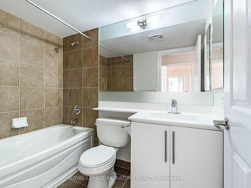 905-310 Burnhamthorpe Rd W, Mississauga, ON - Indoor Photo Showing Bathroom