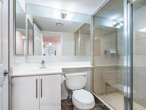 905-310 Burnhamthorpe Rd W, Mississauga, ON - Indoor Photo Showing Bathroom