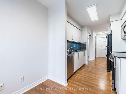 905-310 Burnhamthorpe Rd W, Mississauga, ON - Indoor Photo Showing Kitchen