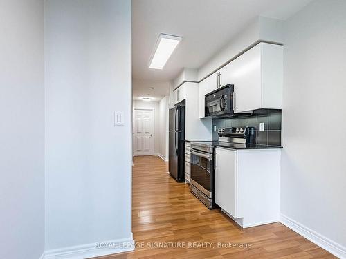 905-310 Burnhamthorpe Rd W, Mississauga, ON - Indoor Photo Showing Kitchen