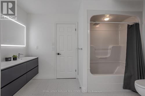 4016 Lantern Lane, Burlington (Shoreacres), ON - Indoor Photo Showing Bathroom