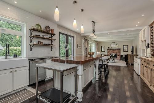 4016 Lantern Lane, Burlington, ON - Indoor Photo Showing Kitchen With Upgraded Kitchen