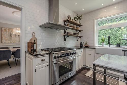 4016 Lantern Lane, Burlington, ON - Indoor Photo Showing Kitchen With Upgraded Kitchen