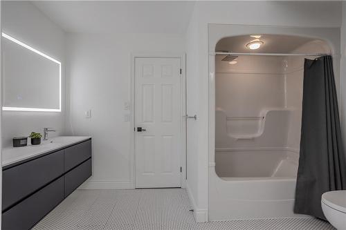 4016 Lantern Lane, Burlington, ON - Indoor Photo Showing Bathroom