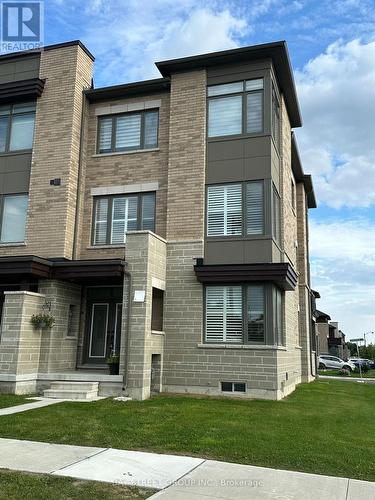 25 Mccague Avenue N, Richmond Hill, ON - Outdoor With Facade