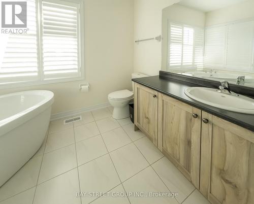 25 Mccague Avenue N, Richmond Hill, ON - Indoor Photo Showing Bathroom