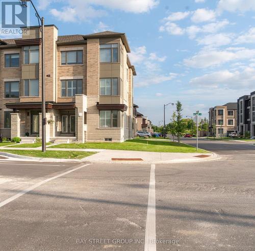 25 Mccague Avenue N, Richmond Hill, ON - Outdoor With Facade