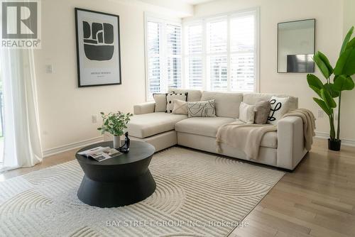 25 Mccague Avenue N, Richmond Hill, ON - Indoor Photo Showing Living Room