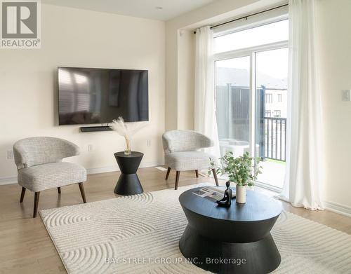 25 Mccague Avenue N, Richmond Hill, ON - Indoor Photo Showing Living Room