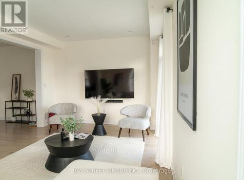 25 Mccague Avenue N, Richmond Hill, ON - Indoor Photo Showing Living Room