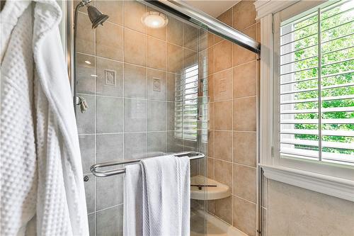 2314 Hoover Court, Burlington, ON - Indoor Photo Showing Bathroom