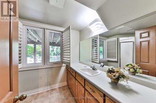 2314 Hoover Court, Burlington (Tyandaga), ON - Indoor Photo Showing Bathroom