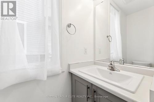 65 - 31 Caspian Square, Clarington, ON - Indoor Photo Showing Bathroom