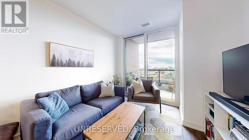 1018 - 3100 Keele Street, Toronto (Downsview-Roding-Cfb), ON - Indoor Photo Showing Living Room