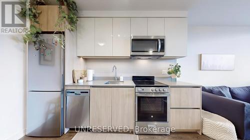 1018 - 3100 Keele Street, Toronto (Downsview-Roding-Cfb), ON - Indoor Photo Showing Kitchen