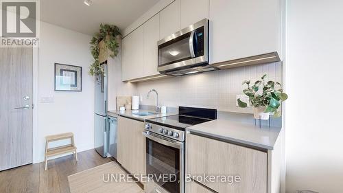 1018 - 3100 Keele Street, Toronto (Downsview-Roding-Cfb), ON - Indoor Photo Showing Kitchen