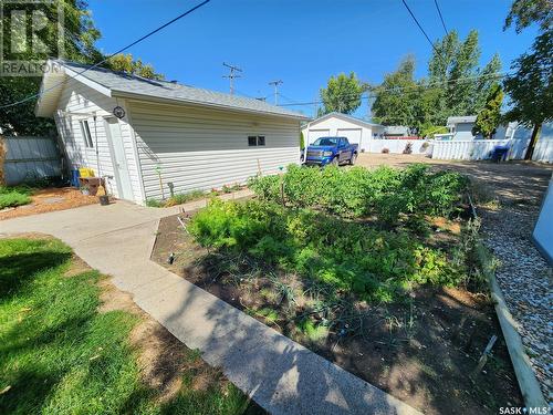 205 1St Avenue Nw, Weyburn, SK - Outdoor