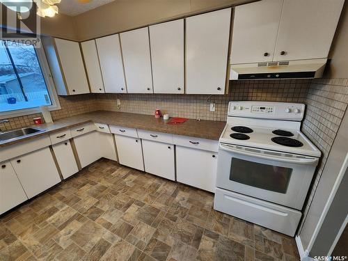 205 1St Avenue Nw, Weyburn, SK - Indoor Photo Showing Kitchen