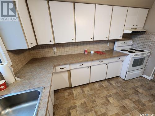 205 1St Avenue Nw, Weyburn, SK - Indoor Photo Showing Kitchen