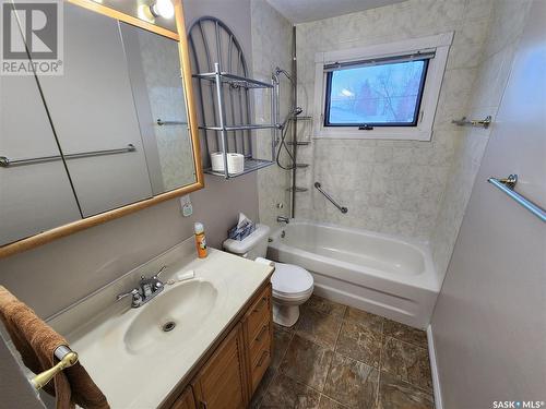 205 1St Avenue Nw, Weyburn, SK - Indoor Photo Showing Bathroom