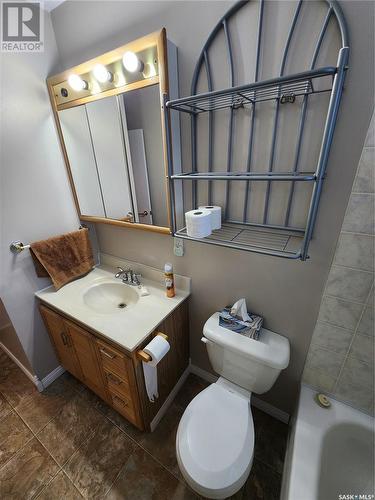 205 1St Avenue Nw, Weyburn, SK - Indoor Photo Showing Bathroom