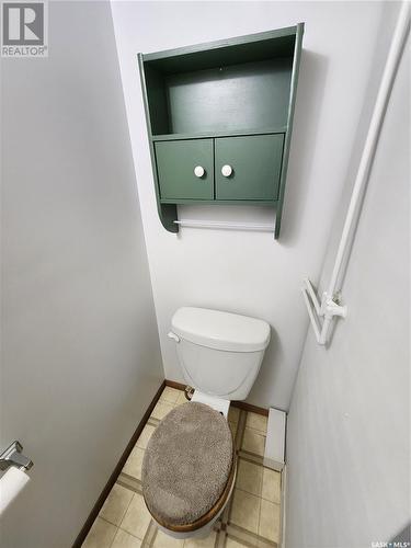 205 1St Avenue Nw, Weyburn, SK - Indoor Photo Showing Bathroom