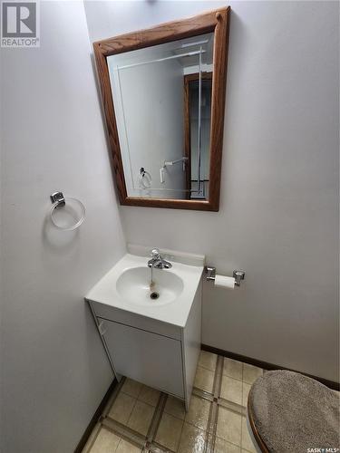 205 1St Avenue Nw, Weyburn, SK - Indoor Photo Showing Bathroom